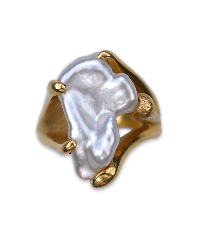 A gold and pearl ring